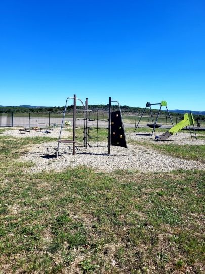 Aire de jeux enfant au restaurant café bar le Pélican à Lanas en Ardèche