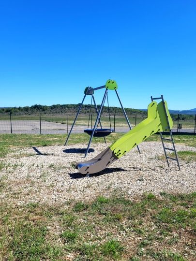 Aire de jeux enfant au restaurant café bar le Pélican à Lanas en sud ardèche