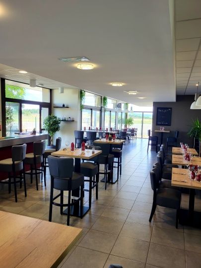 Salle de restaurant du Pélican, café bar restaurant à Lanas Ardeche