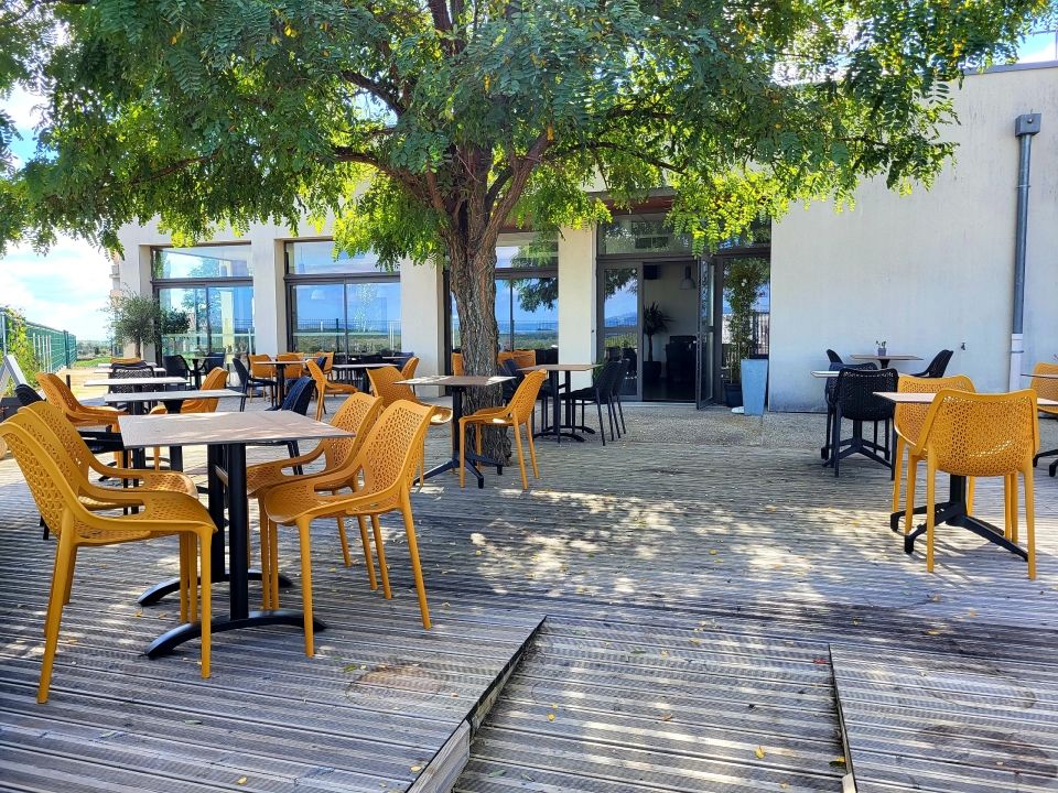 Terrasse spacieuse et ombragée au Pélican, restaurant à Lanas en Ardeche